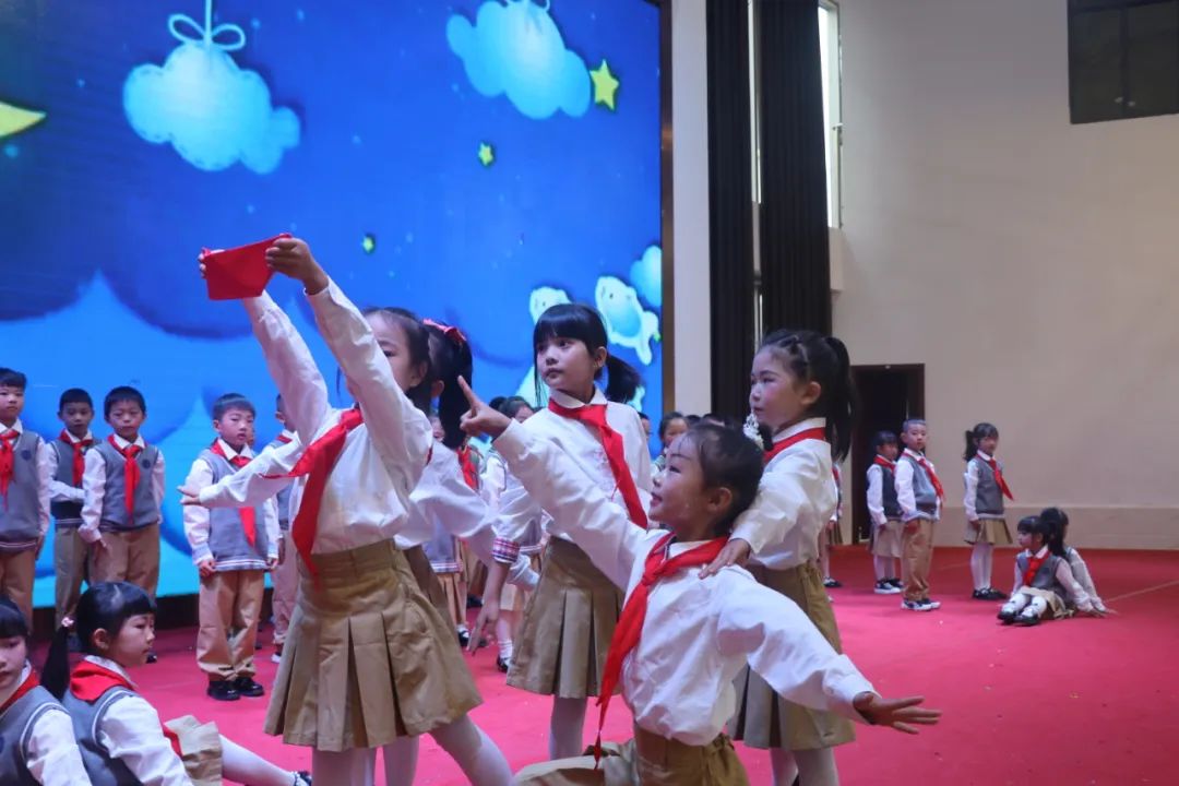 童心飞扬 梦想起航——曲靖经开区朝阳小学“六一”文艺汇演一年级专场 第122张 童心飞扬 梦想起航——曲靖经开区朝阳小学“六一”文艺汇演一年级专场 第122张