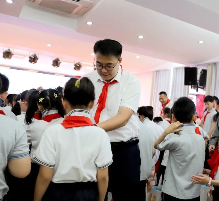 梅园小学2024年二年级入队仪式暨东海局新老结对关爱梅园学子活动 第19张