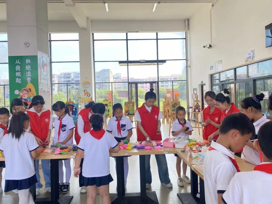 学前教育学院赴安义县板溪小学开展“大手拉小手 童心向未来”主题实践活动 第2张 学前教育学院赴安义县板溪小学开展“大手拉小手 童心向未来”主题实践活动 第2张