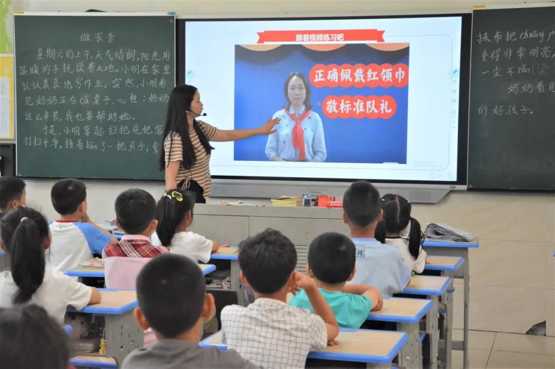 红领巾爱祖国 ——枝江英杰小学开展六一主题队日暨新队员入队仪式活动 第8张