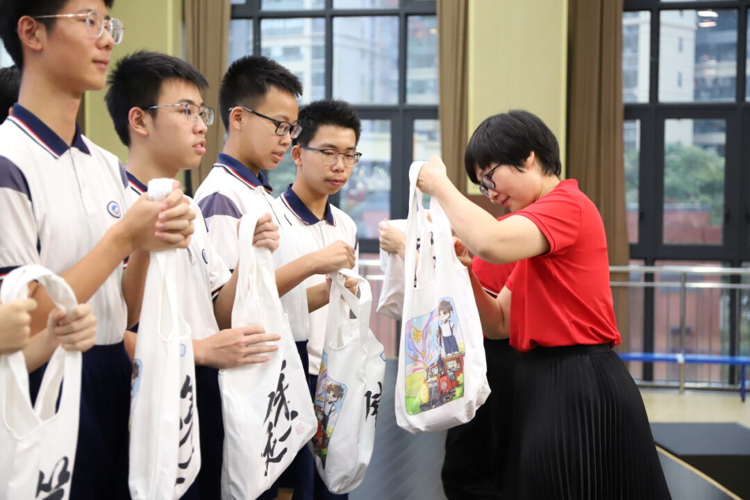 龙翔万里 决胜中考 ——广州市番禺区广铁一中铁英学校2024届初三年级中考冲刺动员大会 第41张 龙翔万里 决胜中考 ——广州市番禺区广铁一中铁英学校2024届初三年级中考冲刺动员大会 第41张