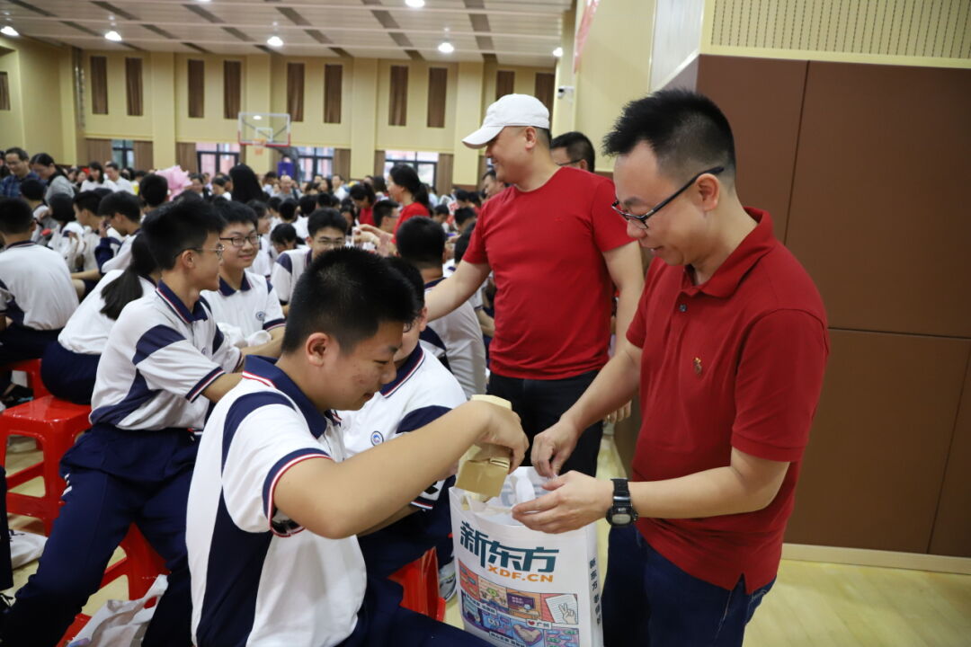 龙翔万里 决胜中考 ——广州市番禺区广铁一中铁英学校2024届初三年级中考冲刺动员大会 第57张 龙翔万里 决胜中考 ——广州市番禺区广铁一中铁英学校2024届初三年级中考冲刺动员大会 第57张