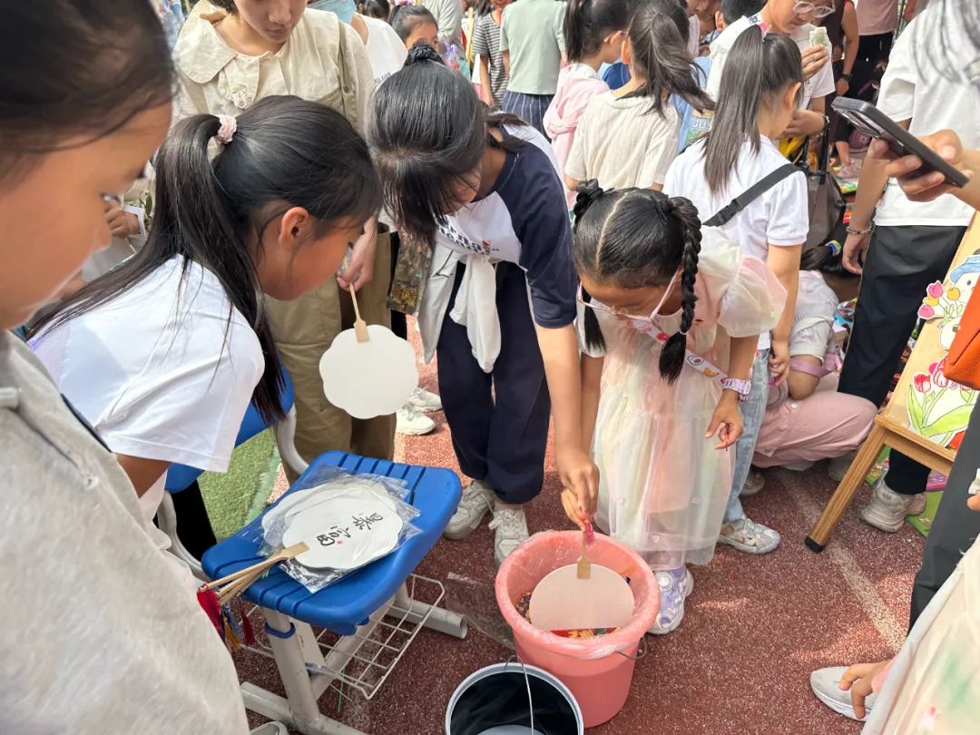 瞧,谁家的小学六一儿童节这样过!——郑州中学第四附属小学第三届爱心义卖暨社团展演活动 第48张