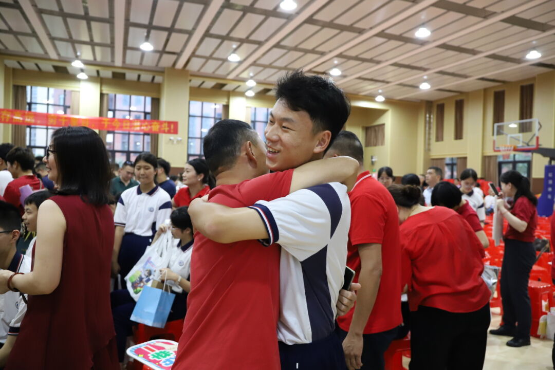 龙翔万里 决胜中考 ——广州市番禺区广铁一中铁英学校2024届初三年级中考冲刺动员大会 第64张 龙翔万里 决胜中考 ——广州市番禺区广铁一中铁英学校2024届初三年级中考冲刺动员大会 第64张