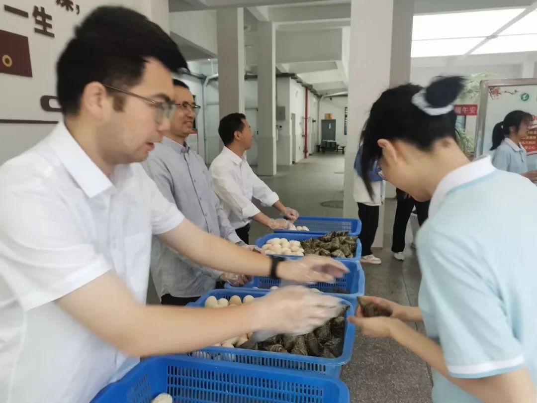 端午遇见高考 祝你一举高“粽” ——襄阳市第三十六中学开展赠送粽子助力高考活动 第10张 端午遇见高考 祝你一举高“粽” ——襄阳市第三十六中学开展赠送粽子助力高考活动 第10张