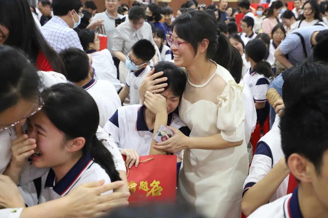 龙翔万里 决胜中考 ——广州市番禺区广铁一中铁英学校2024届初三年级中考冲刺动员大会 第65张 龙翔万里 决胜中考 ——广州市番禺区广铁一中铁英学校2024届初三年级中考冲刺动员大会 第65张