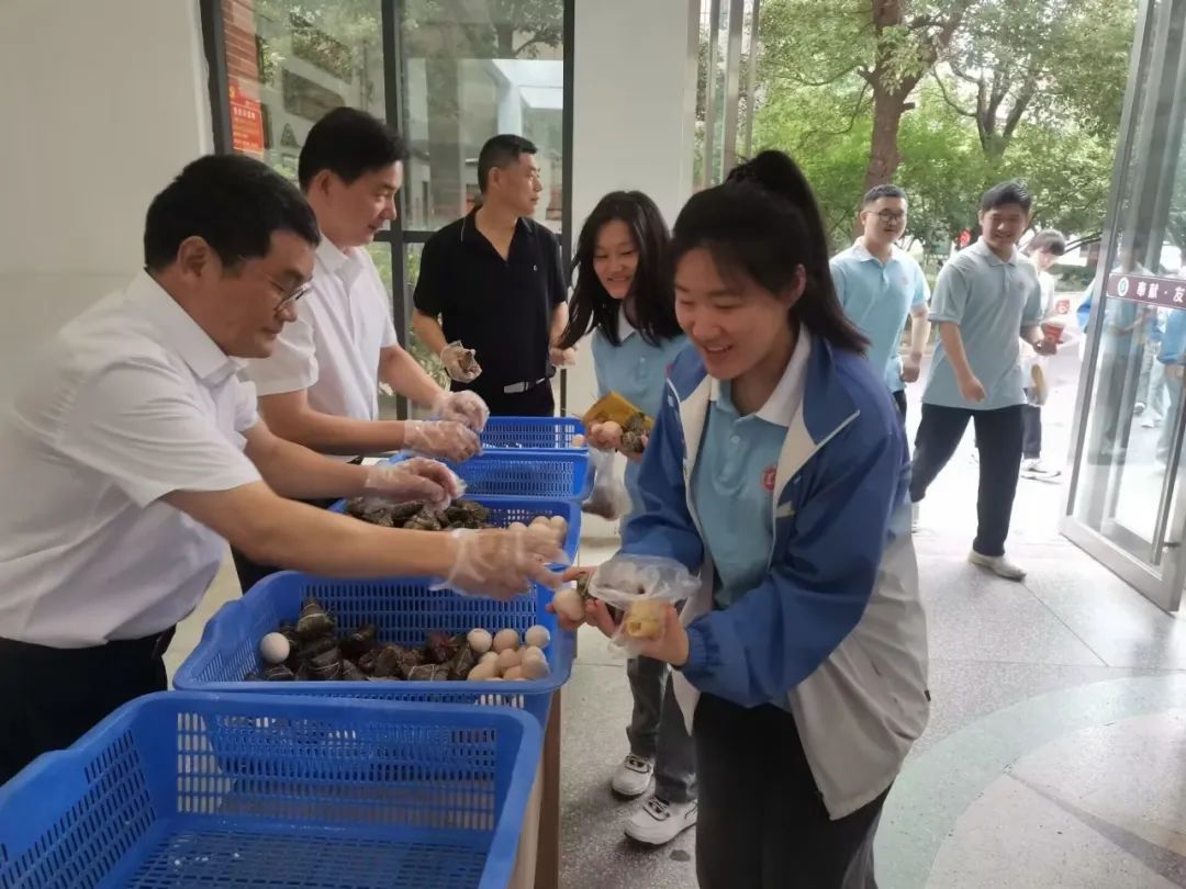 端午遇见高考 祝你一举高“粽” ——襄阳市第三十六中学开展赠送粽子助力高考活动 第8张 端午遇见高考 祝你一举高“粽” ——襄阳市第三十六中学开展赠送粽子助力高考活动 第8张