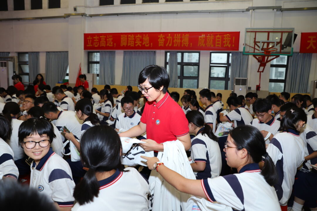 龙翔万里 决胜中考 ——广州市番禺区广铁一中铁英学校2024届初三年级中考冲刺动员大会 第40张 龙翔万里 决胜中考 ——广州市番禺区广铁一中铁英学校2024届初三年级中考冲刺动员大会 第40张