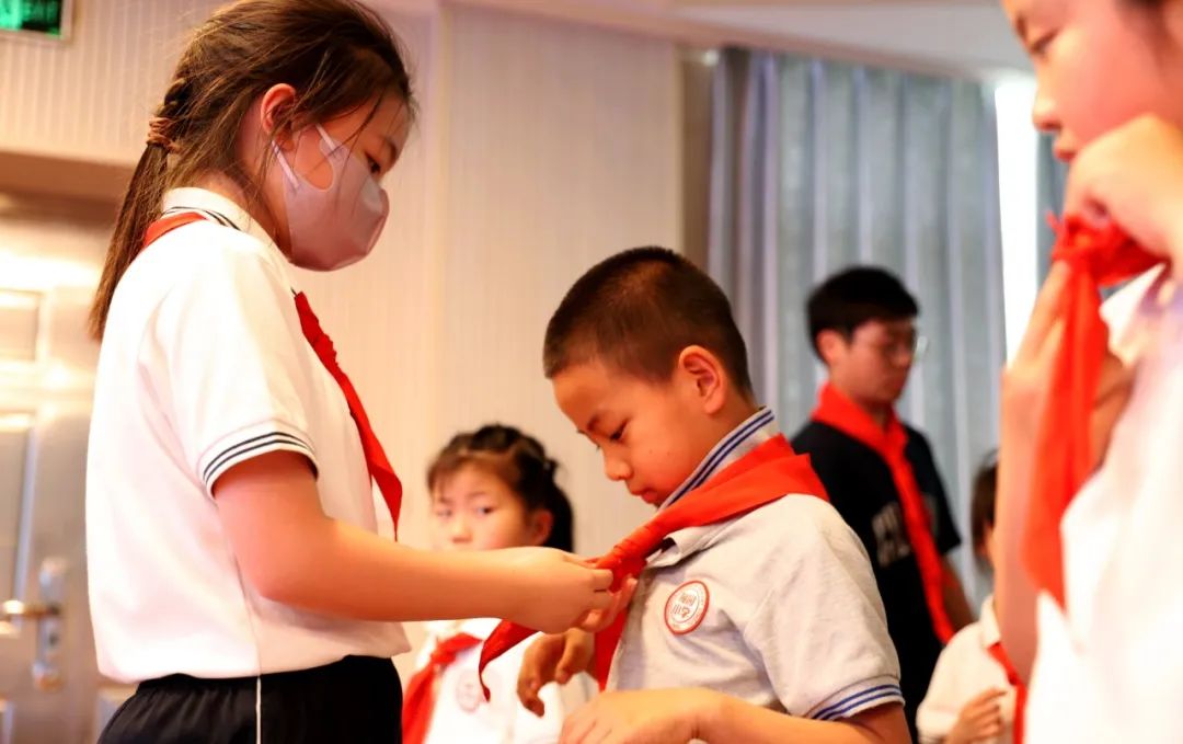 梅园小学2024年二年级入队仪式暨东海局新老结对关爱梅园学子活动 第21张