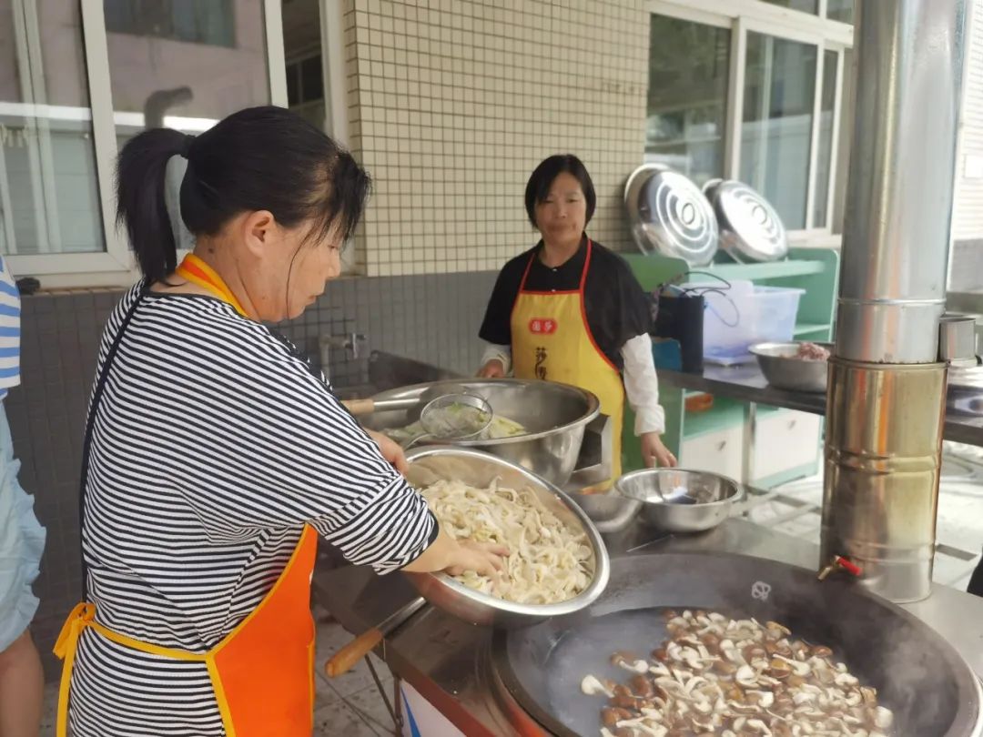 【鸣响 • 实践】崇平小学劳动实践课程“呦呦乐厨”之“烹”出精彩(五) 第78张