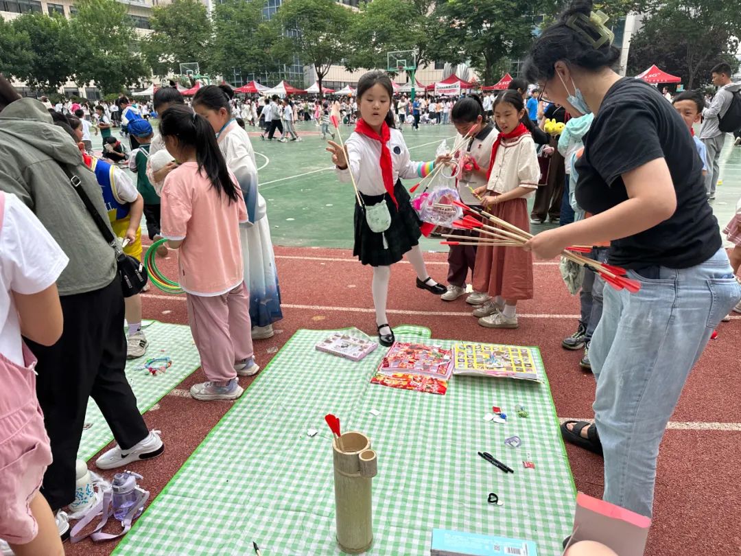 瞧,谁家的小学六一儿童节这样过!——郑州中学第四附属小学第三届爱心义卖暨社团展演活动 第58张