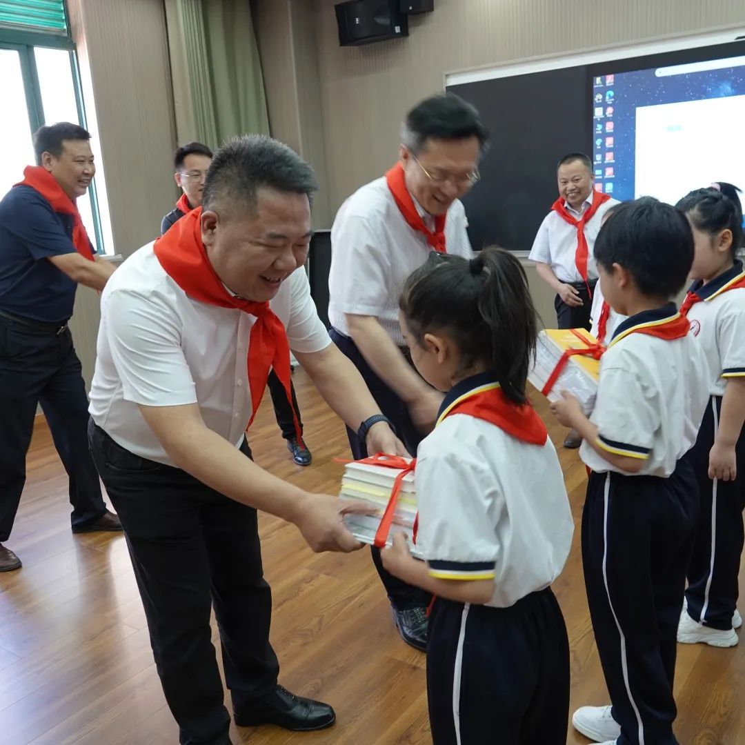 敬慈简讯‖县委书记洪克峰莅临敬慈小学开展“六一”慰问活动并督导高考备考工作 第20张 敬慈简讯‖县委书记洪克峰莅临敬慈小学开展“六一”慰问活动并督导高考备考工作 第20张
