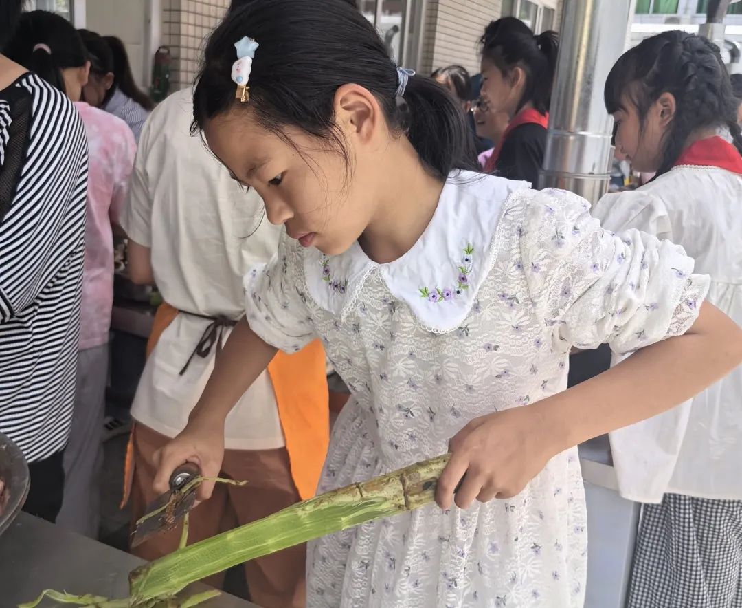 【鸣响 • 实践】崇平小学劳动实践课程“呦呦乐厨”之“烹”出精彩(五) 第20张