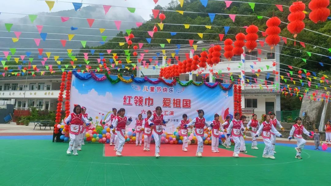【红领巾爱祖国】云龙县各小学举行分批入队仪式和“六一”文艺汇演活动(一) 第13张 【红领巾爱祖国】云龙县各小学举行分批入队仪式和“六一”文艺汇演活动(一) 第13张