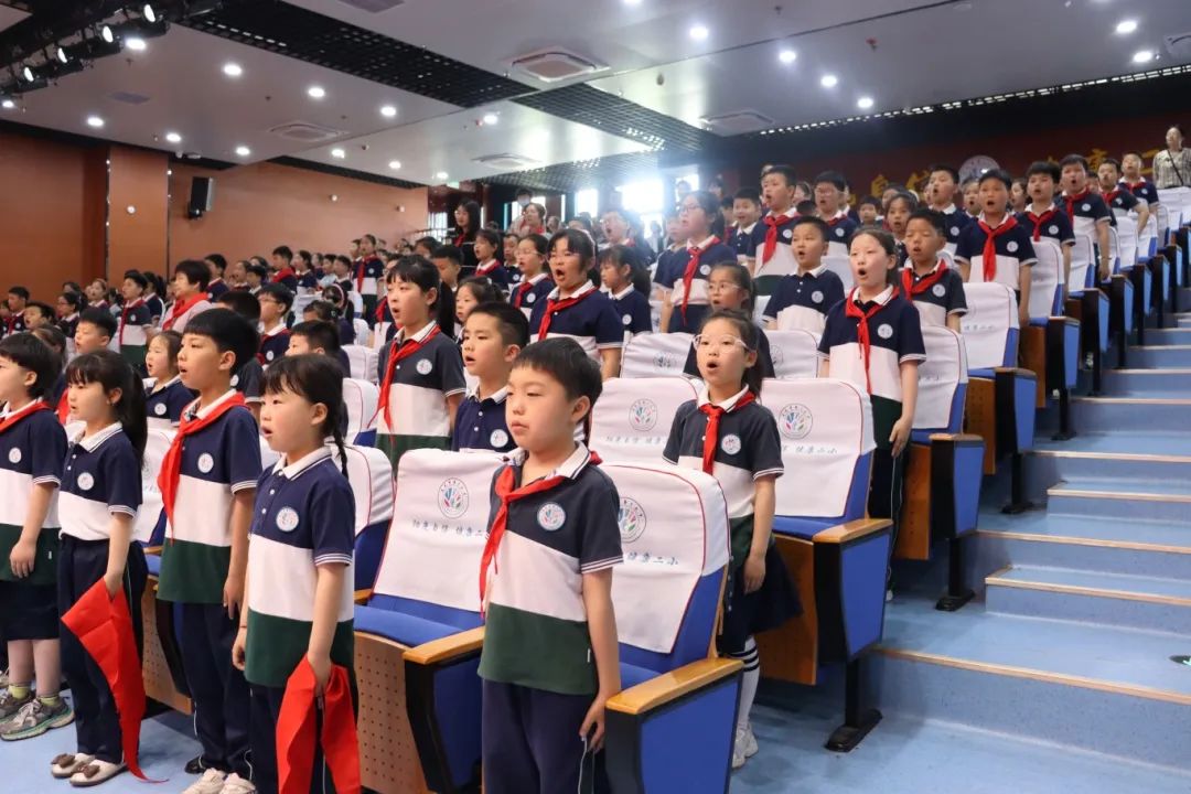 二小音画丨红领巾 爱祖国——天长市第二小学2024年一年级新队员入队仪式 第7张