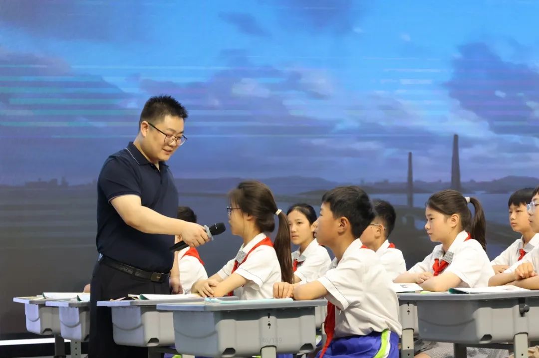 城区小学第二协作区“厚植爱国情怀 共筑伟大梦想”观摩研讨活动在宿州市金海小学举行 第11张 城区小学第二协作区“厚植爱国情怀 共筑伟大梦想”观摩研讨活动在宿州市金海小学举行 第11张