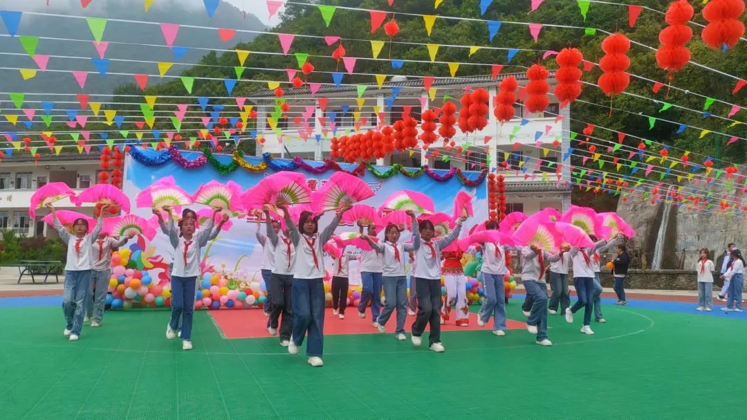 【红领巾爱祖国】云龙县各小学举行分批入队仪式和“六一”文艺汇演活动(一) 第11张 【红领巾爱祖国】云龙县各小学举行分批入队仪式和“六一”文艺汇演活动(一) 第11张