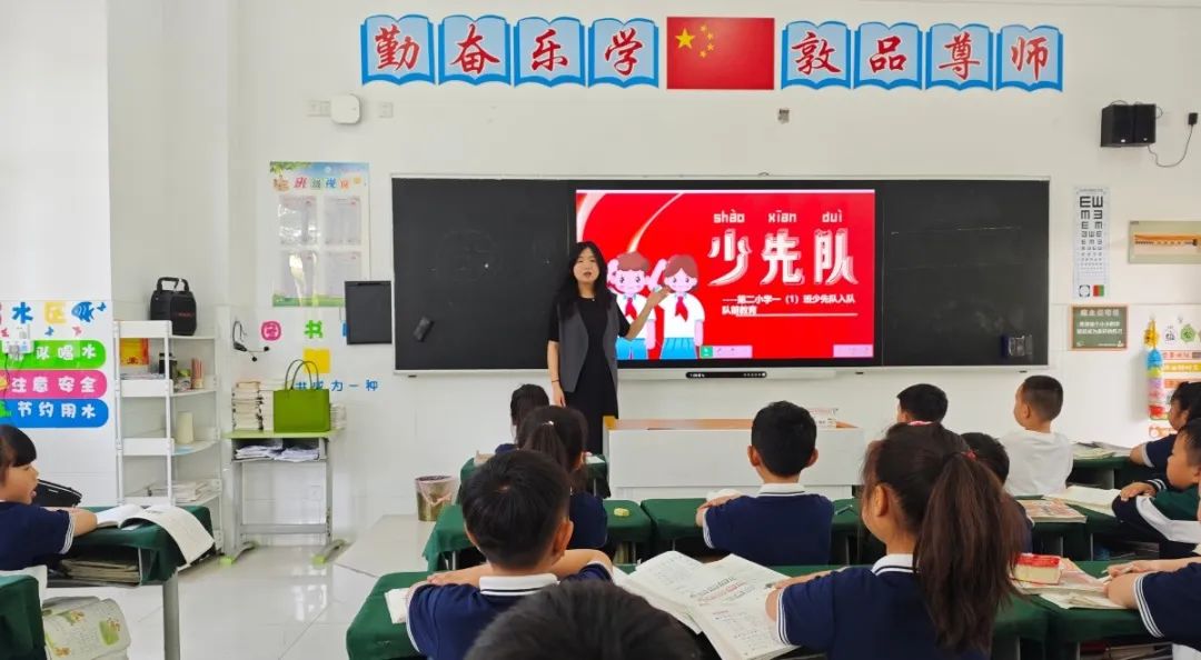 二小音画丨红领巾 爱祖国——天长市第二小学2024年一年级新队员入队仪式 第1张 二小音画丨红领巾 爱祖国——天长市第二小学2024年一年级新队员入队仪式 第1张