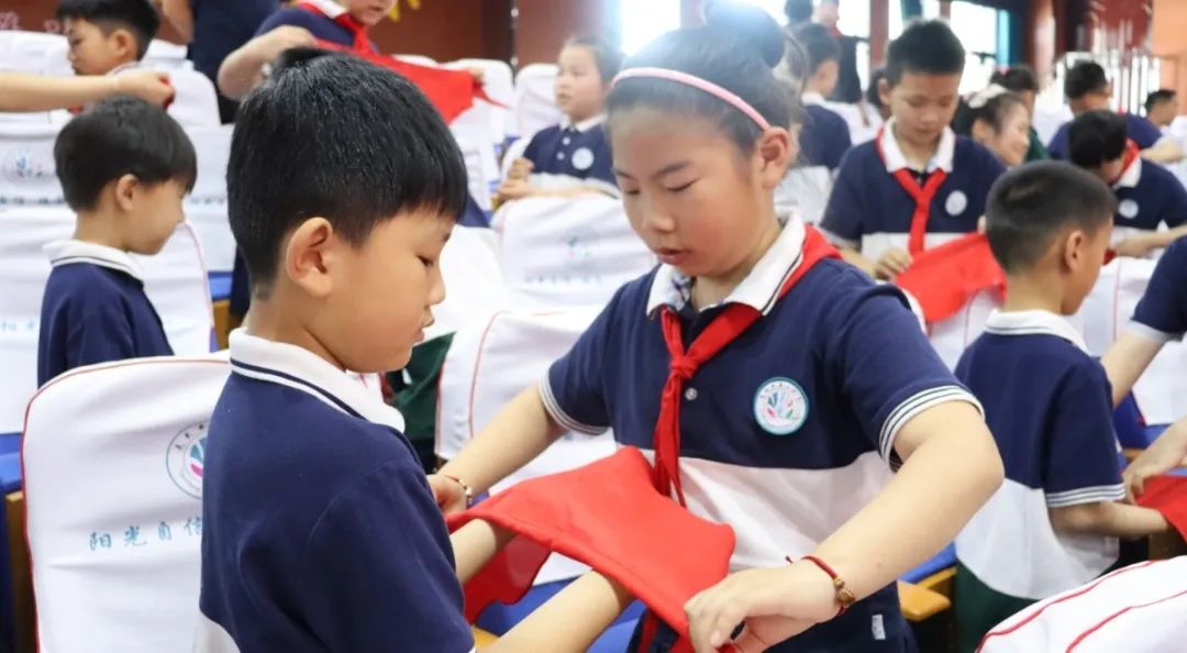 二小音画丨红领巾 爱祖国——天长市第二小学2024年一年级新队员入队仪式 第10张 二小音画丨红领巾 爱祖国——天长市第二小学2024年一年级新队员入队仪式 第10张