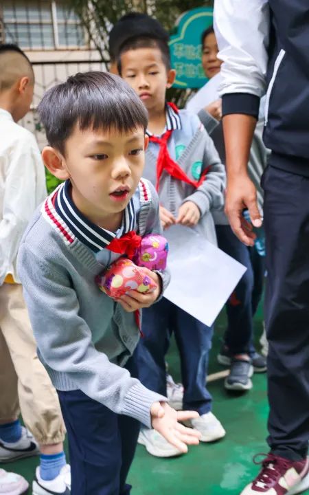 “红领巾 爱祖国”| 棕树营小学2024年“红领巾心向党 在阳光下成长”欢庆“六一”主题队日暨新队员入队仪式活动圆满举行 第69张 “红领巾 爱祖国”| 棕树营小学2024年“红领巾心向党 在阳光下成长”欢庆“六一”主题队日暨新队员入队仪式活动圆满举行 第69张