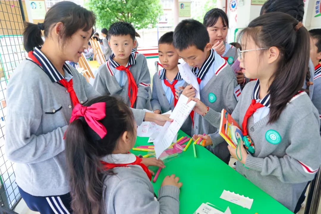 “红领巾 爱祖国”| 棕树营小学2024年“红领巾心向党 在阳光下成长”欢庆“六一”主题队日暨新队员入队仪式活动圆满举行 第176张 “红领巾 爱祖国”| 棕树营小学2024年“红领巾心向党 在阳光下成长”欢庆“六一”主题队日暨新队员入队仪式活动圆满举行 第176张