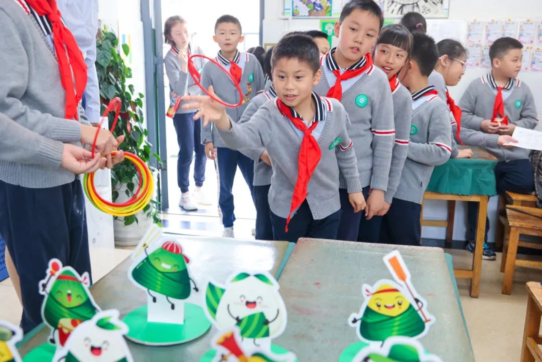 “红领巾 爱祖国”| 棕树营小学2024年“红领巾心向党 在阳光下成长”欢庆“六一”主题队日暨新队员入队仪式活动圆满举行 第137张 “红领巾 爱祖国”| 棕树营小学2024年“红领巾心向党 在阳光下成长”欢庆“六一”主题队日暨新队员入队仪式活动圆满举行 第137张