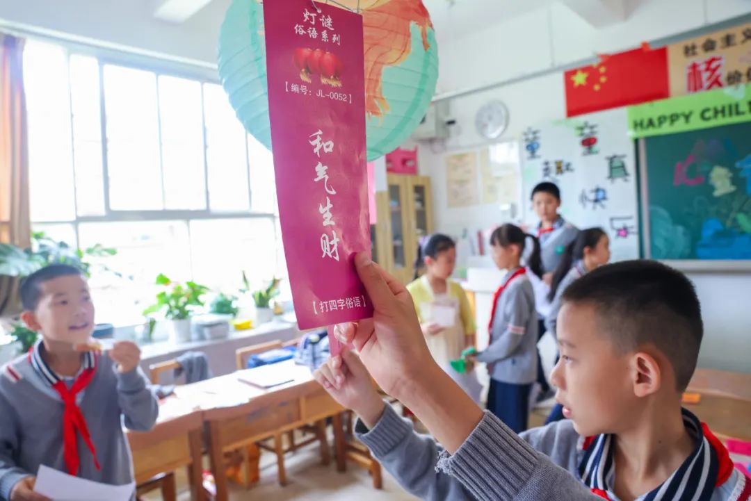 “红领巾 爱祖国”| 棕树营小学2024年“红领巾心向党 在阳光下成长”欢庆“六一”主题队日暨新队员入队仪式活动圆满举行 第142张 “红领巾 爱祖国”| 棕树营小学2024年“红领巾心向党 在阳光下成长”欢庆“六一”主题队日暨新队员入队仪式活动圆满举行 第142张