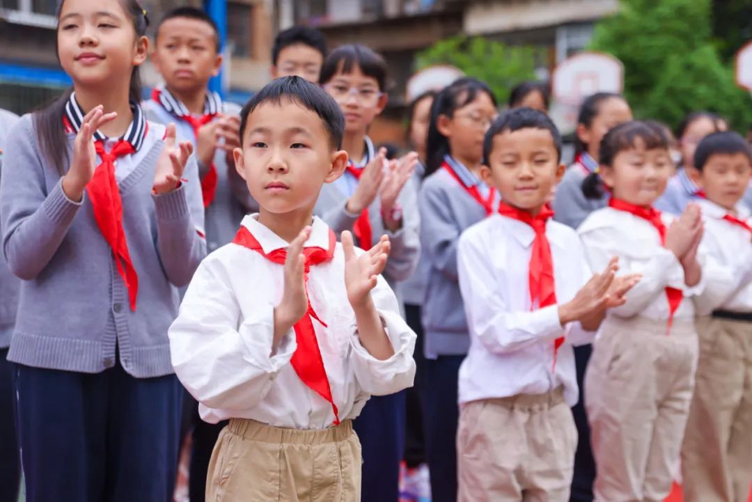 “红领巾 爱祖国”| 棕树营小学2024年“红领巾心向党 在阳光下成长”欢庆“六一”主题队日暨新队员入队仪式活动圆满举行 第37张 “红领巾 爱祖国”| 棕树营小学2024年“红领巾心向党 在阳光下成长”欢庆“六一”主题队日暨新队员入队仪式活动圆满举行 第37张