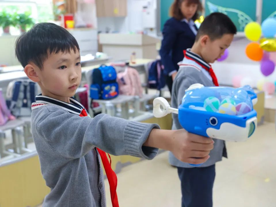 “红领巾 爱祖国”| 棕树营小学2024年“红领巾心向党 在阳光下成长”欢庆“六一”主题队日暨新队员入队仪式活动圆满举行 第91张 “红领巾 爱祖国”| 棕树营小学2024年“红领巾心向党 在阳光下成长”欢庆“六一”主题队日暨新队员入队仪式活动圆满举行 第91张