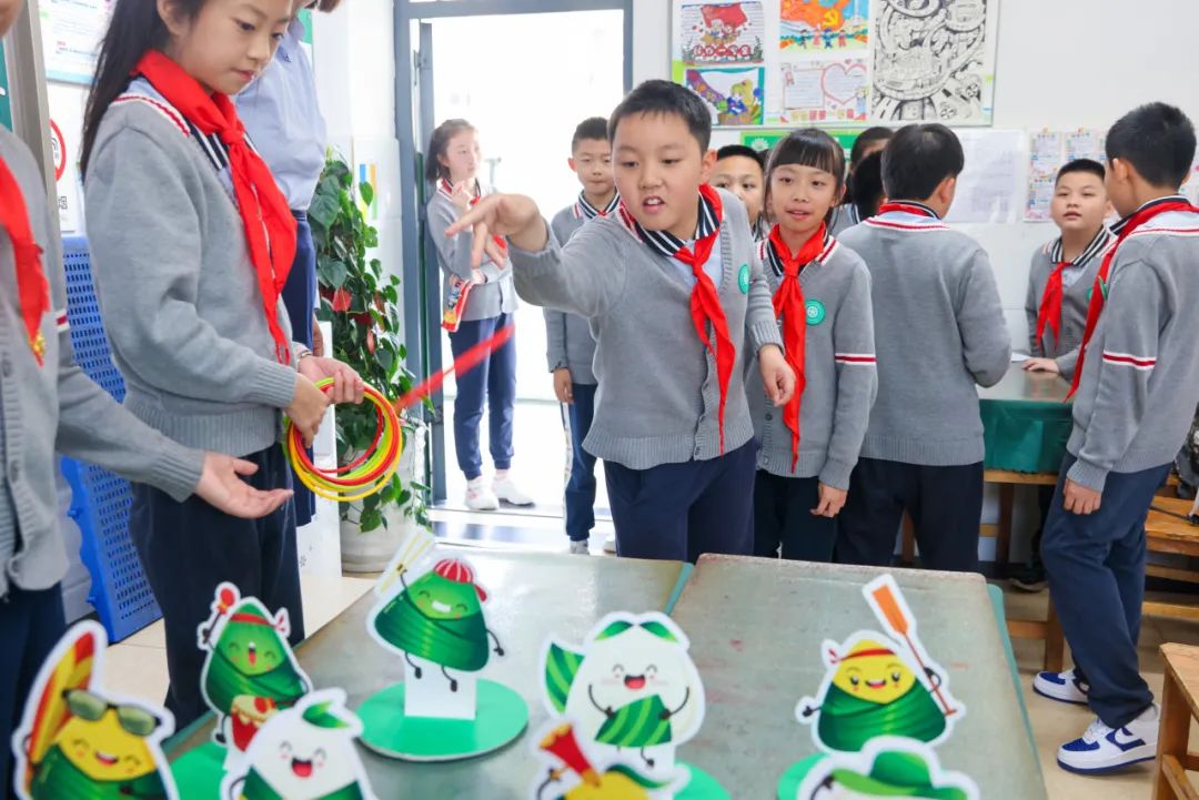 “红领巾 爱祖国”| 棕树营小学2024年“红领巾心向党 在阳光下成长”欢庆“六一”主题队日暨新队员入队仪式活动圆满举行 第136张 “红领巾 爱祖国”| 棕树营小学2024年“红领巾心向党 在阳光下成长”欢庆“六一”主题队日暨新队员入队仪式活动圆满举行 第136张