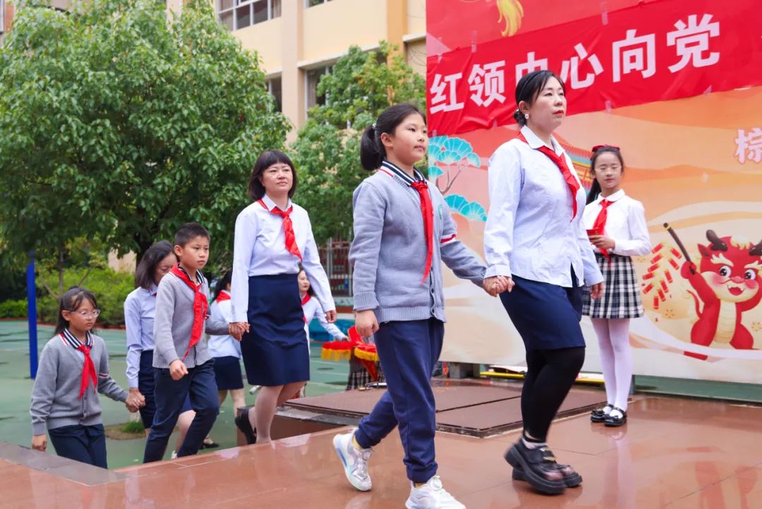 “红领巾 爱祖国”| 棕树营小学2024年“红领巾心向党 在阳光下成长”欢庆“六一”主题队日暨新队员入队仪式活动圆满举行 第41张 “红领巾 爱祖国”| 棕树营小学2024年“红领巾心向党 在阳光下成长”欢庆“六一”主题队日暨新队员入队仪式活动圆满举行 第41张