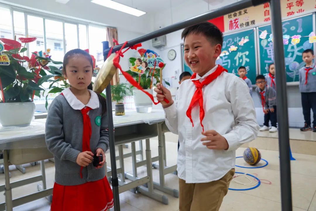 “红领巾 爱祖国”| 棕树营小学2024年“红领巾心向党 在阳光下成长”欢庆“六一”主题队日暨新队员入队仪式活动圆满举行 第86张 “红领巾 爱祖国”| 棕树营小学2024年“红领巾心向党 在阳光下成长”欢庆“六一”主题队日暨新队员入队仪式活动圆满举行 第86张