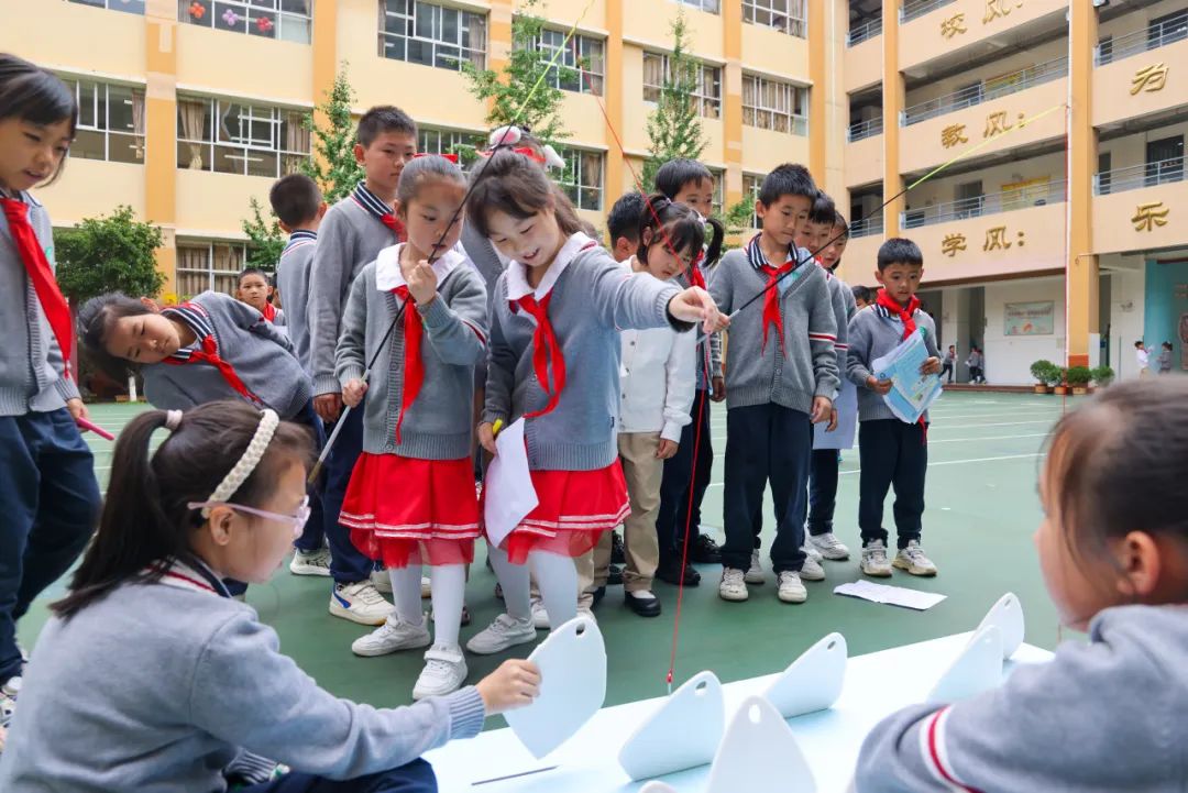 “红领巾 爱祖国”| 棕树营小学2024年“红领巾心向党 在阳光下成长”欢庆“六一”主题队日暨新队员入队仪式活动圆满举行 第178张 “红领巾 爱祖国”| 棕树营小学2024年“红领巾心向党 在阳光下成长”欢庆“六一”主题队日暨新队员入队仪式活动圆满举行 第178张
