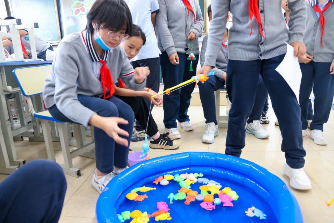 “红领巾 爱祖国”| 棕树营小学2024年“红领巾心向党 在阳光下成长”欢庆“六一”主题队日暨新队员入队仪式活动圆满举行 第174张 “红领巾 爱祖国”| 棕树营小学2024年“红领巾心向党 在阳光下成长”欢庆“六一”主题队日暨新队员入队仪式活动圆满举行 第174张