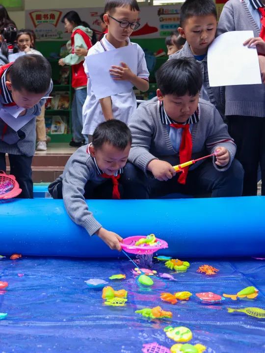 “红领巾 爱祖国”| 棕树营小学2024年“红领巾心向党 在阳光下成长”欢庆“六一”主题队日暨新队员入队仪式活动圆满举行 第61张 “红领巾 爱祖国”| 棕树营小学2024年“红领巾心向党 在阳光下成长”欢庆“六一”主题队日暨新队员入队仪式活动圆满举行 第61张