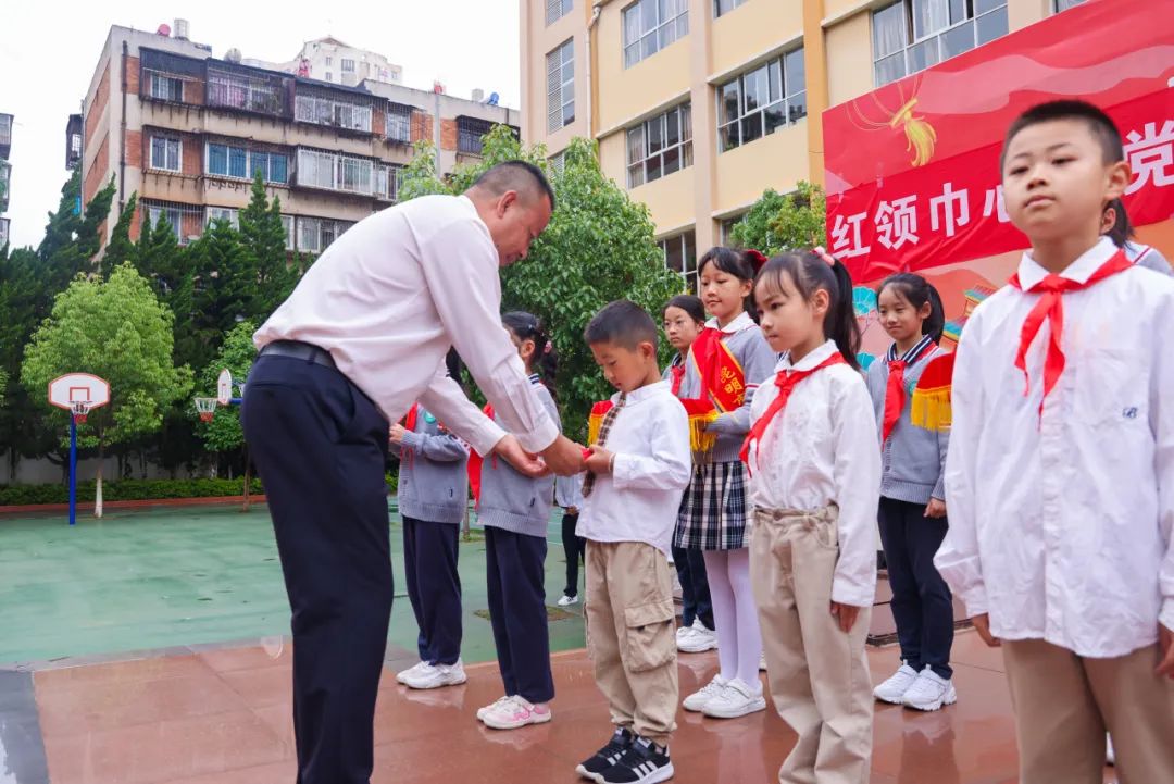 “红领巾 爱祖国”| 棕树营小学2024年“红领巾心向党 在阳光下成长”欢庆“六一”主题队日暨新队员入队仪式活动圆满举行 第38张 “红领巾 爱祖国”| 棕树营小学2024年“红领巾心向党 在阳光下成长”欢庆“六一”主题队日暨新队员入队仪式活动圆满举行 第38张