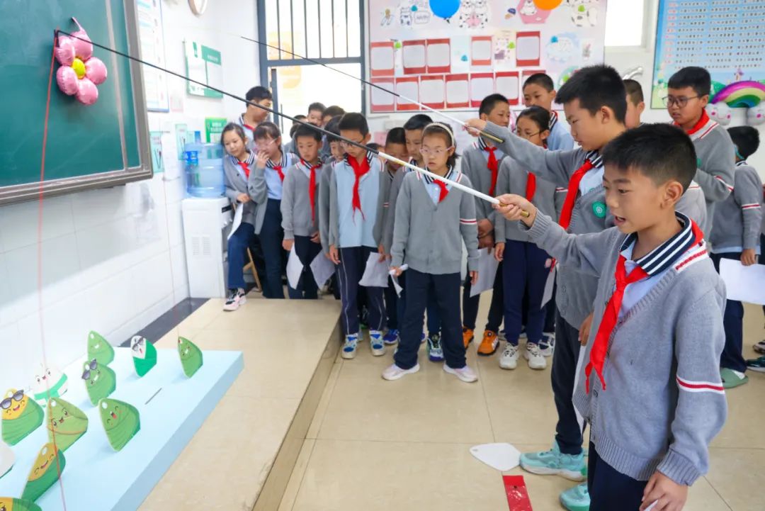 “红领巾 爱祖国”| 棕树营小学2024年“红领巾心向党 在阳光下成长”欢庆“六一”主题队日暨新队员入队仪式活动圆满举行 第128张 “红领巾 爱祖国”| 棕树营小学2024年“红领巾心向党 在阳光下成长”欢庆“六一”主题队日暨新队员入队仪式活动圆满举行 第128张