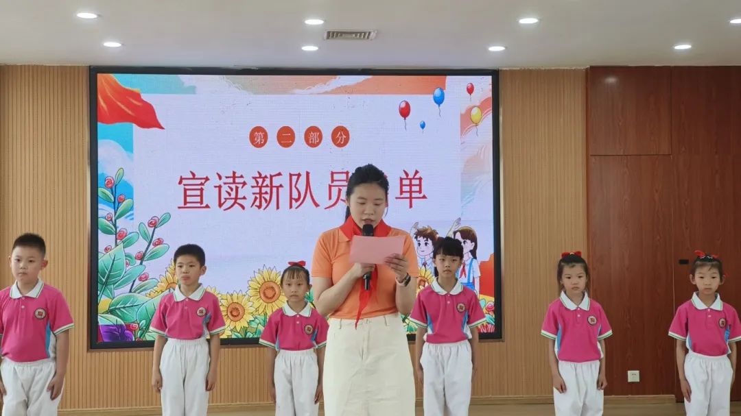 红领巾爱祖国 ——赣州市红旗大道第二小学少先队新队员入队仪式 第26张