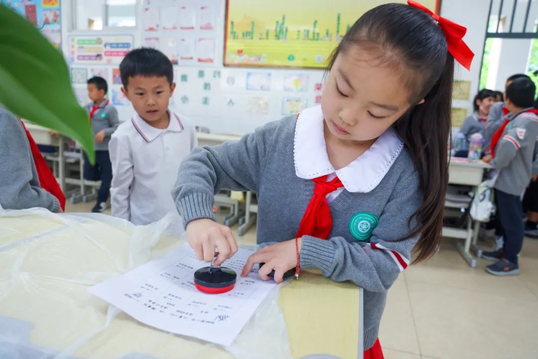 “红领巾 爱祖国”| 棕树营小学2024年“红领巾心向党 在阳光下成长”欢庆“六一”主题队日暨新队员入队仪式活动圆满举行 第79张 “红领巾 爱祖国”| 棕树营小学2024年“红领巾心向党 在阳光下成长”欢庆“六一”主题队日暨新队员入队仪式活动圆满举行 第79张