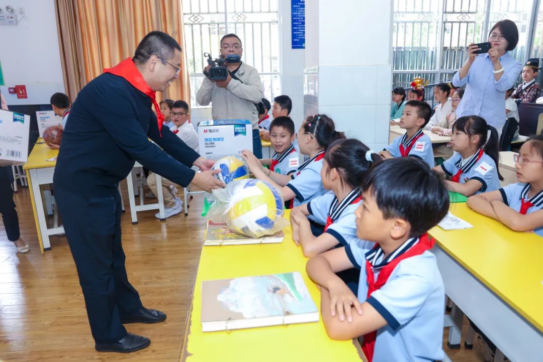 “红领巾 爱祖国”| 棕树营小学2024年“红领巾心向党 在阳光下成长”欢庆“六一”主题队日暨新队员入队仪式活动圆满举行 第185张 “红领巾 爱祖国”| 棕树营小学2024年“红领巾心向党 在阳光下成长”欢庆“六一”主题队日暨新队员入队仪式活动圆满举行 第185张