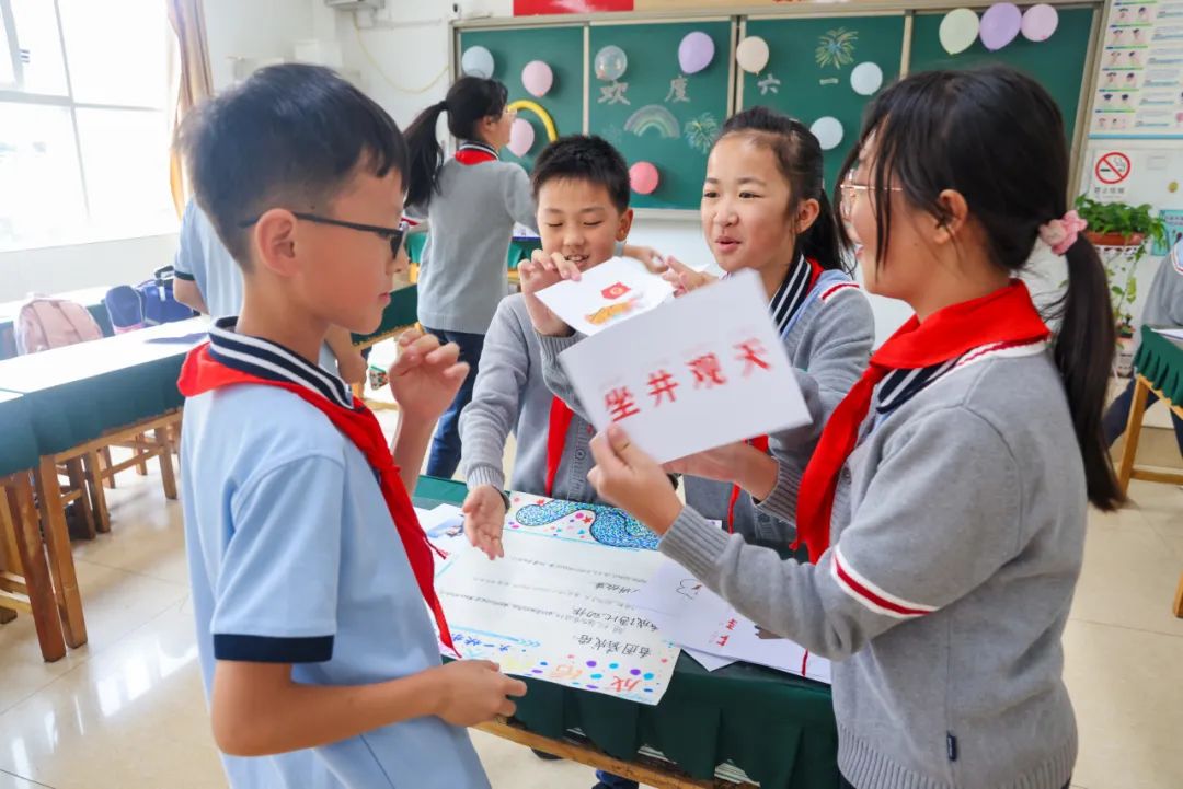 “红领巾 爱祖国”| 棕树营小学2024年“红领巾心向党 在阳光下成长”欢庆“六一”主题队日暨新队员入队仪式活动圆满举行 第158张 “红领巾 爱祖国”| 棕树营小学2024年“红领巾心向党 在阳光下成长”欢庆“六一”主题队日暨新队员入队仪式活动圆满举行 第158张