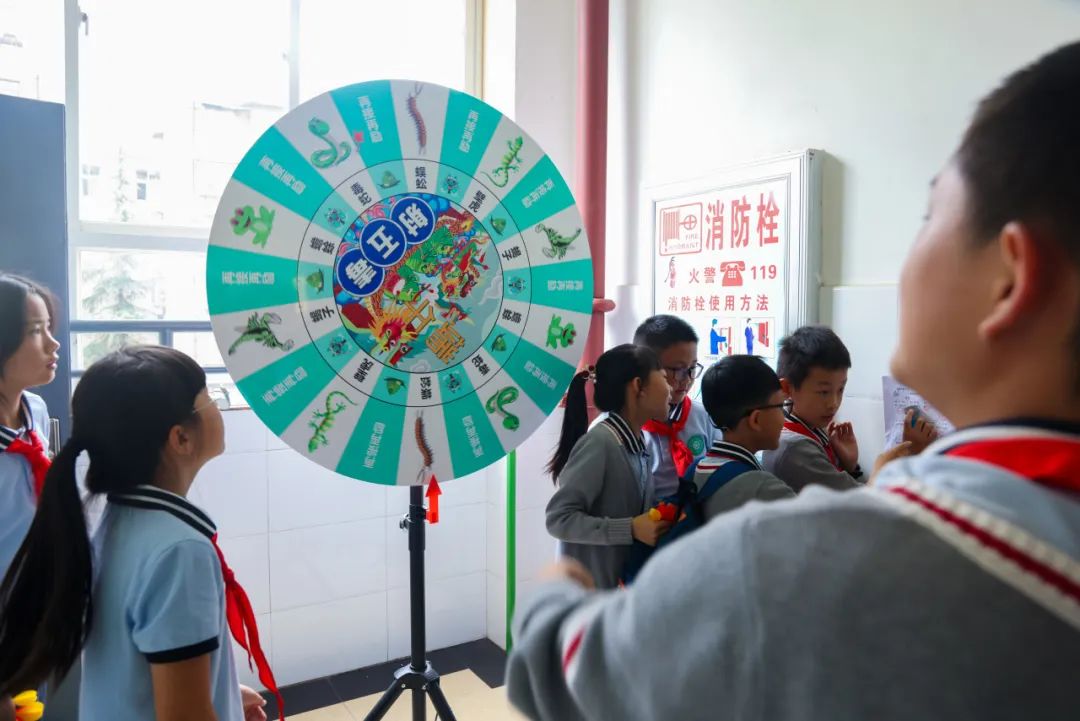 “红领巾 爱祖国”| 棕树营小学2024年“红领巾心向党 在阳光下成长”欢庆“六一”主题队日暨新队员入队仪式活动圆满举行 第151张 “红领巾 爱祖国”| 棕树营小学2024年“红领巾心向党 在阳光下成长”欢庆“六一”主题队日暨新队员入队仪式活动圆满举行 第151张
