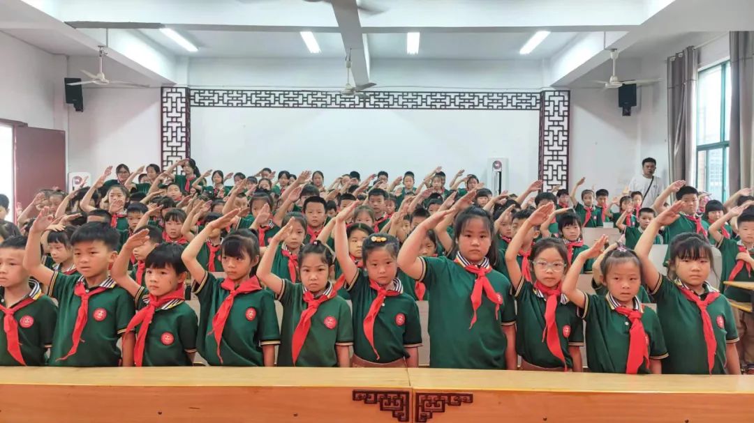 红领巾爱祖国-----景德镇市第四小学一年级入队仪式 第12张 红领巾爱祖国-----景德镇市第四小学一年级入队仪式 第12张