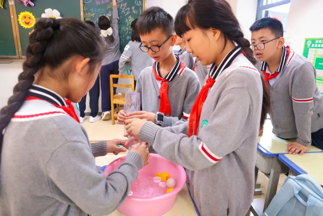“红领巾 爱祖国”| 棕树营小学2024年“红领巾心向党 在阳光下成长”欢庆“六一”主题队日暨新队员入队仪式活动圆满举行 第166张 “红领巾 爱祖国”| 棕树营小学2024年“红领巾心向党 在阳光下成长”欢庆“六一”主题队日暨新队员入队仪式活动圆满举行 第166张