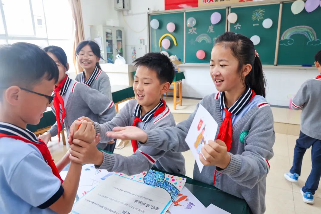 “红领巾 爱祖国”| 棕树营小学2024年“红领巾心向党 在阳光下成长”欢庆“六一”主题队日暨新队员入队仪式活动圆满举行 第159张 “红领巾 爱祖国”| 棕树营小学2024年“红领巾心向党 在阳光下成长”欢庆“六一”主题队日暨新队员入队仪式活动圆满举行 第159张