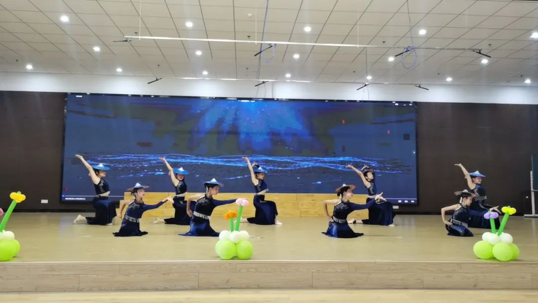 【实验小学·全环境立德树人】叮咚!来自夏天的告白——青岛西海岸新区实验小学举行“争做新时代好少年”欢庆“六一”活动 第20张 【实验小学·全环境立德树人】叮咚!来自夏天的告白——青岛西海岸新区实验小学举行“争做新时代好少年”欢庆“六一”活动 第20张