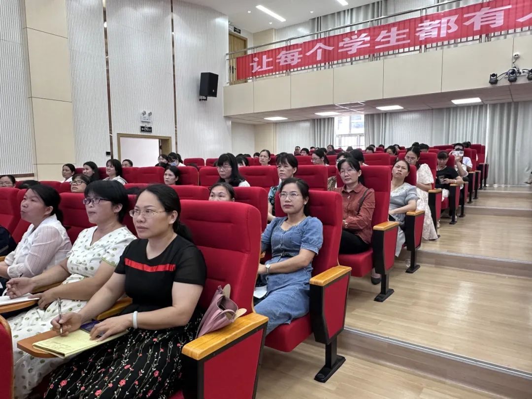 精准分析明方向,聚智赋能战中考——玉林市2024年九年级春季期适应性检测语文科质量分析会在我校举行 第8张 精准分析明方向,聚智赋能战中考——玉林市2024年九年级春季期适应性检测语文科质量分析会在我校举行 第8张