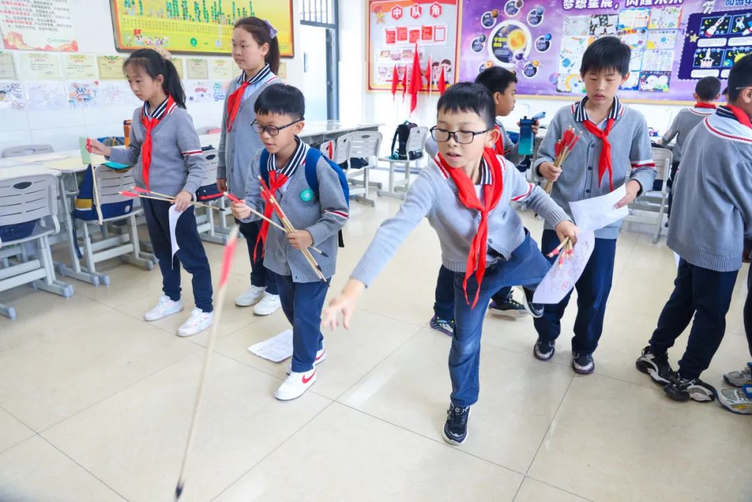 “红领巾 爱祖国”| 棕树营小学2024年“红领巾心向党 在阳光下成长”欢庆“六一”主题队日暨新队员入队仪式活动圆满举行 第135张 “红领巾 爱祖国”| 棕树营小学2024年“红领巾心向党 在阳光下成长”欢庆“六一”主题队日暨新队员入队仪式活动圆满举行 第135张