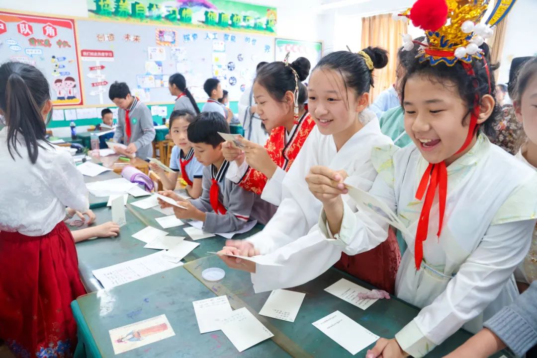 “红领巾 爱祖国”| 棕树营小学2024年“红领巾心向党 在阳光下成长”欢庆“六一”主题队日暨新队员入队仪式活动圆满举行 第152张 “红领巾 爱祖国”| 棕树营小学2024年“红领巾心向党 在阳光下成长”欢庆“六一”主题队日暨新队员入队仪式活动圆满举行 第152张