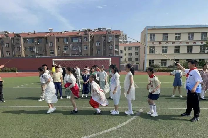 【实验小学·全环境立德树人】叮咚!来自夏天的告白——青岛西海岸新区实验小学举行“争做新时代好少年”欢庆“六一”活动 第29张 【实验小学·全环境立德树人】叮咚!来自夏天的告白——青岛西海岸新区实验小学举行“争做新时代好少年”欢庆“六一”活动 第29张